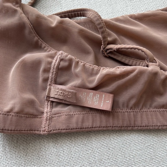 SKIMS Mesh Scoop Bralette - Picture 5 of 7